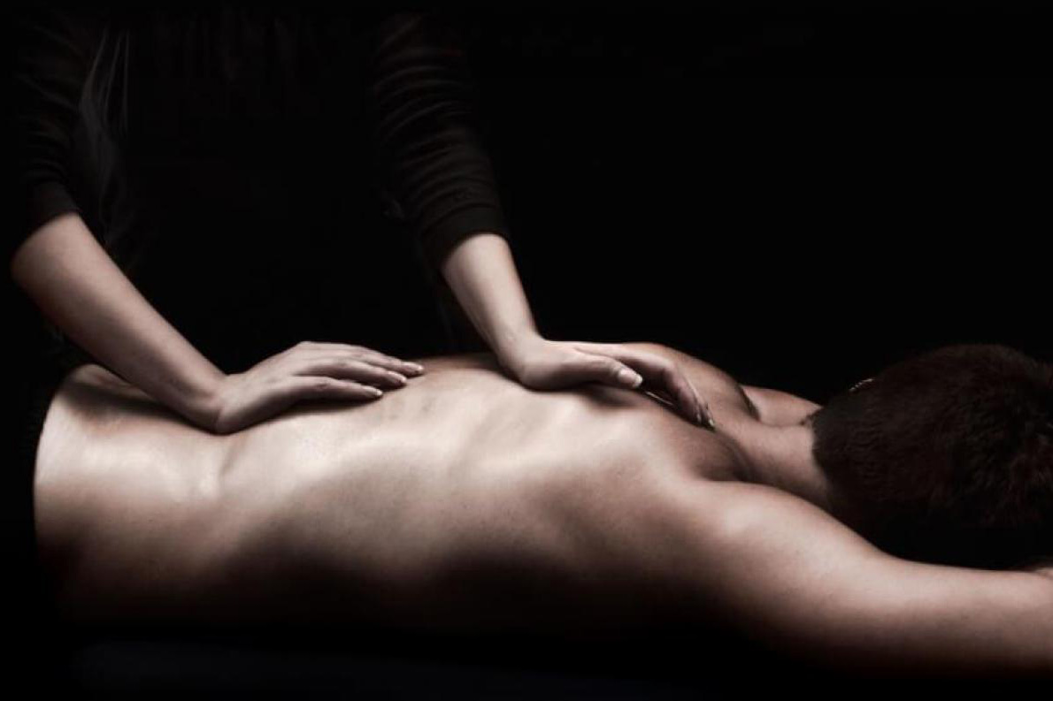Восточный массаж предполагает интимную близость